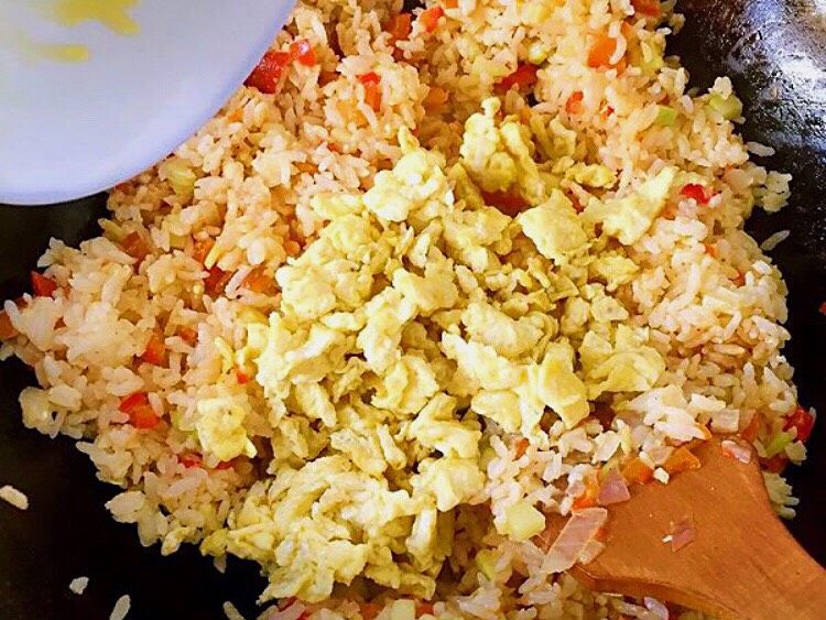 炒饭秀+时蔬蛋炒饭,加入提前炒好的鸡蛋粒,继续翻炒!