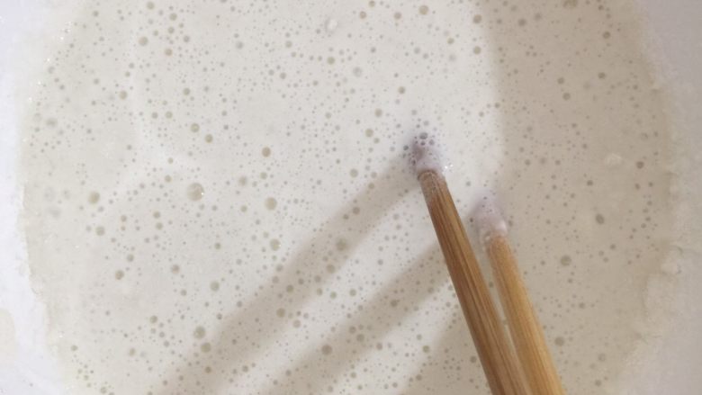 红豆薏米粗粮米糊软欧包,第一个步骤:先把麻薯制作好放凉,将除了<a style='color:red;display:inline-block;' href='/shicai/ 887'><a style='color:red;display:inline-block;' href='/shicai/ 887'>黄油</a></a>以外的材料混合均匀放进微波炉叮5-8分钟就可以了,或者放入蒸锅大火15分钟左右就行
