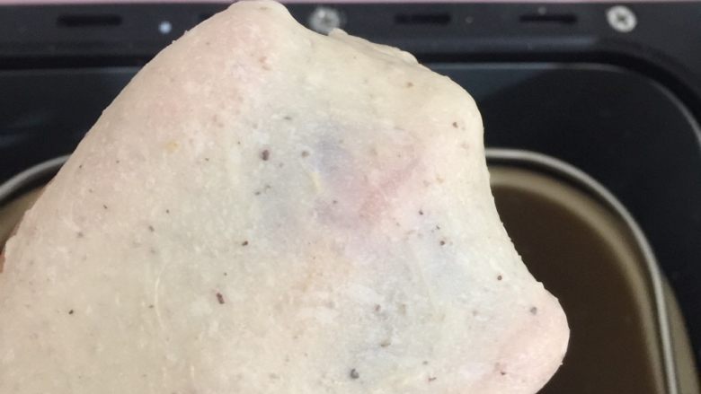 红豆薏米粗粮米糊软欧包,开始启动揉面程序,天冷了可以盖盖子揉面,脑子短路的我依然开着盖子揉所以导致面温比较低,达到这个状态加入黄油