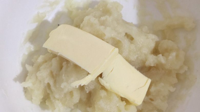 红豆薏米粗粮米糊软欧包,黄油不需要融化,带上手套将黄油揉至麻薯充分吸收,答应我一定要戴手套不然10克黄油被你手会全部吸走……