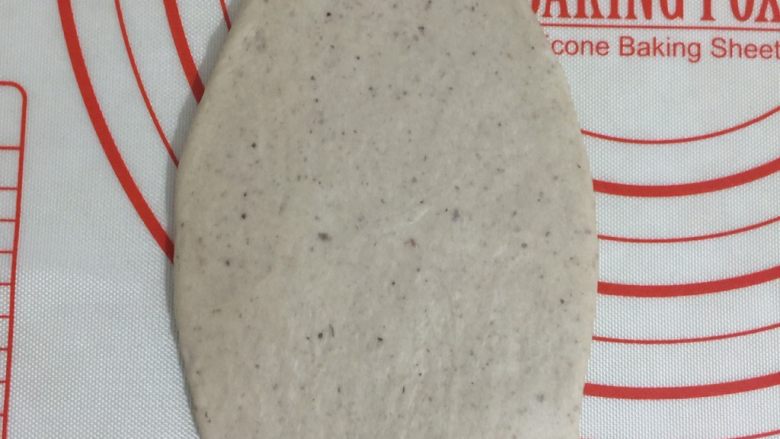 红豆薏米粗粮米糊软欧包,松弛好的面团自上而下擀开成牛舌状,底部压成图片上的样子容易收口捏紧