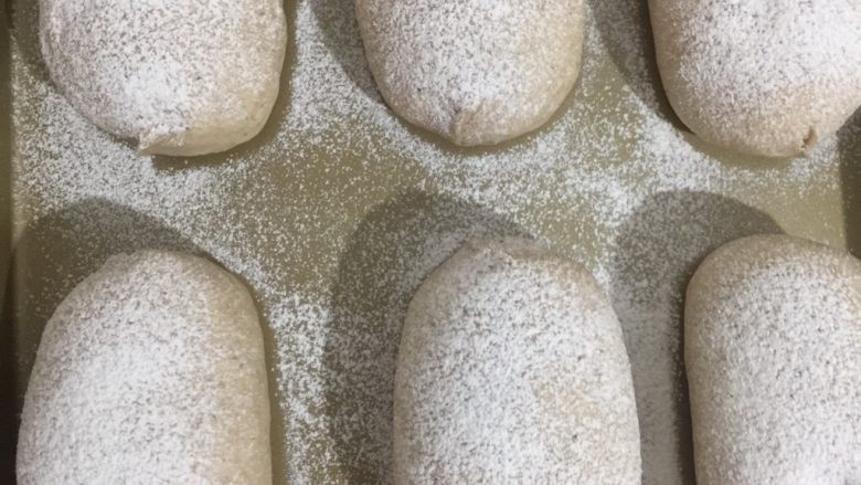 红豆薏米粗粮米糊软欧包,表面撒粉准备开始割包,割包刀某宝有,没有可以去超市买那种老式的刀片用一次性筷子自制
