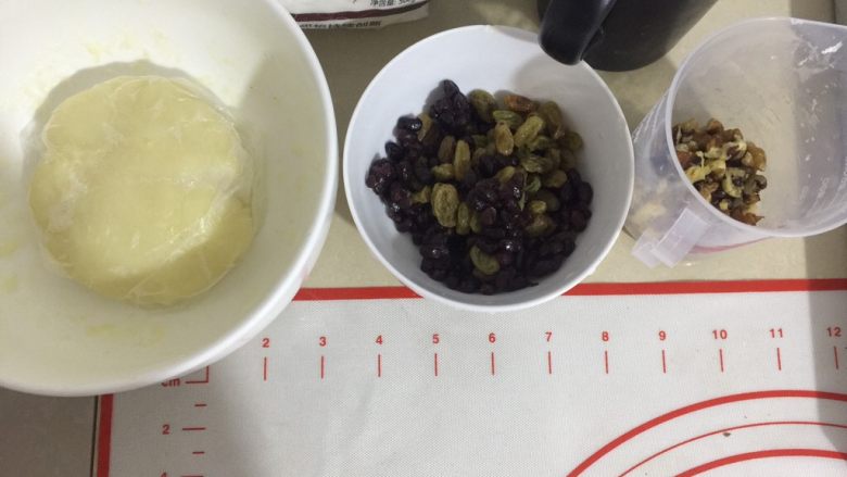 红豆薏米粗粮米糊软欧包,把夹馅材料准备好,我这次葡萄干用三水泡过了,也可以不用泡的毕竟麻薯也有湿气