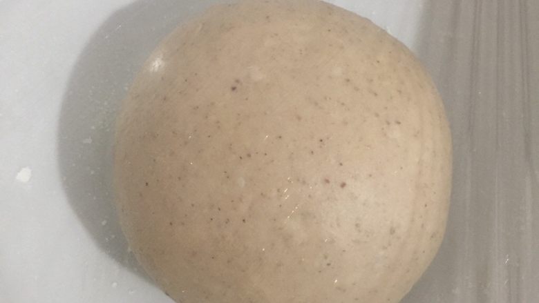 红豆薏米粗粮米糊软欧包,滚圆收紧放入容器中盖上保鲜膜开始进行基础发酵,这次用的圆碗发酵的大小会更直观一点,我用的26度发酵的,我的是简易发酵箱请看下面👇