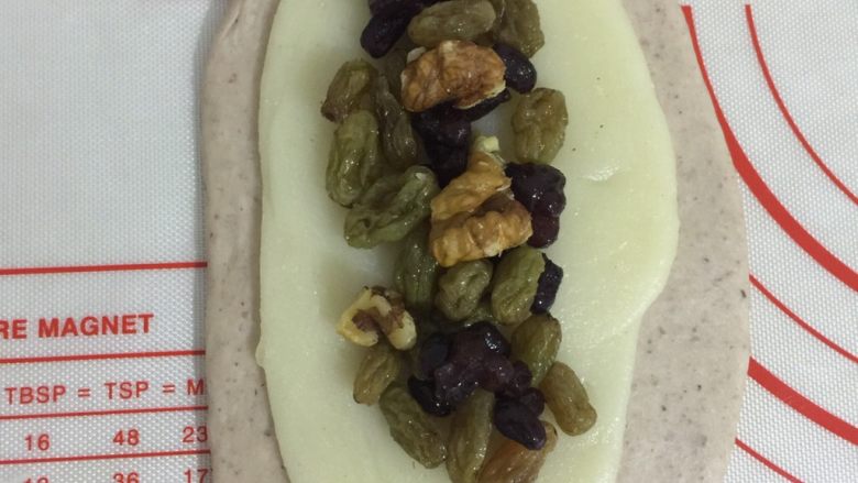 红豆薏米粗粮米糊软欧包,放入馅料,这个随便自己根据自己的口味来