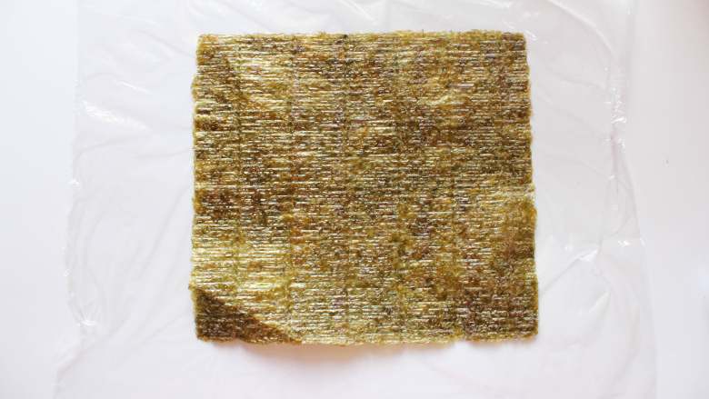 紫菜芝士饭团(适合24个月龄以上的宝宝),把<a style='color:red;display:inline-block;' href='/shicai/ 273'>紫菜</a>铺在保鲜膜上