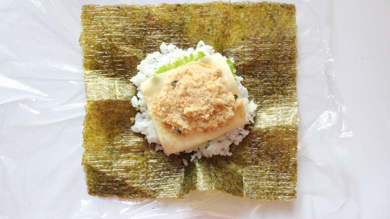 紫菜芝士饭团(适合24个月龄以上的宝宝),在芝士上放上肉松