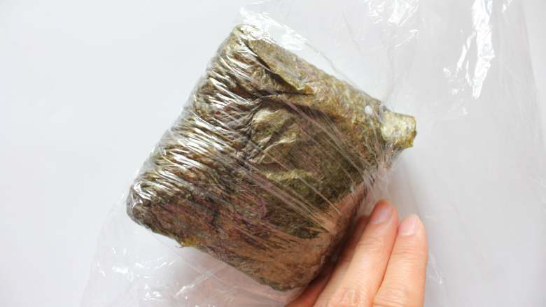 紫菜芝士饭团(适合24个月龄以上的宝宝),上面盖上饭,借助保鲜膜把紫菜的四个角折起来