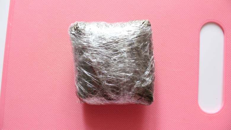 紫菜芝士饭团(适合24个月龄以上的宝宝),用保鲜膜包起来呈正方形