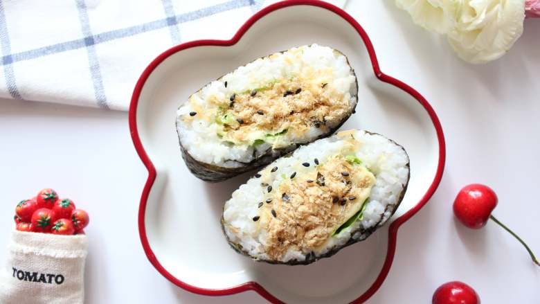 紫菜芝士饭团(适合24个月龄以上的宝宝),去掉保鲜膜就可以吃了