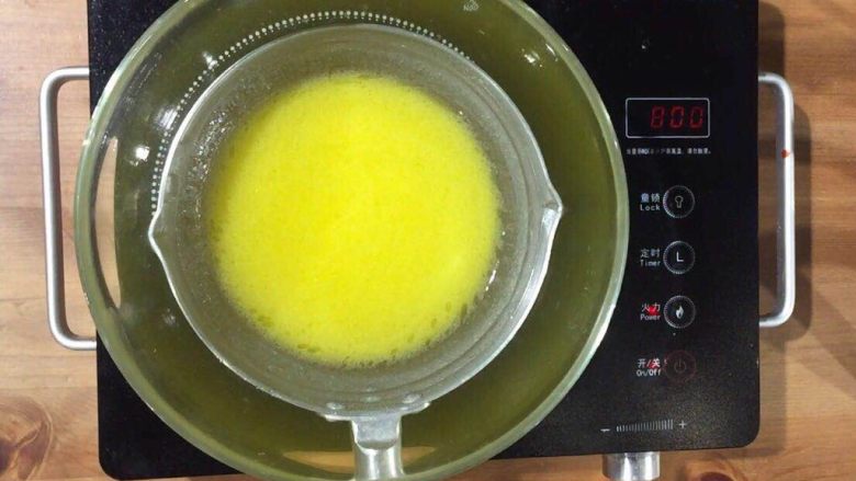 双色泡芙,将大碗放置在热水锅上待黄油完全融化,搅拌均匀