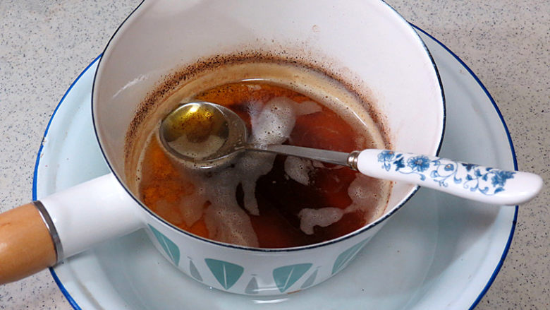 醇厚风味的咖啡百利甜费南雪,把锅放入凉水锅内降温。一定要及时降温,不能过度焦化了