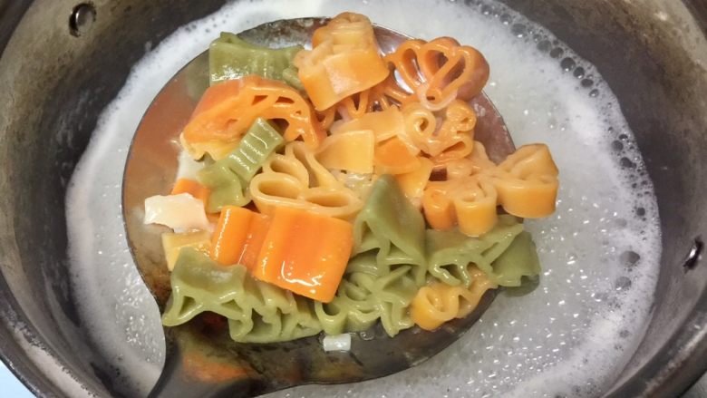 番茄虾仁卡通意面,卡通意面捞出,沥干水份。