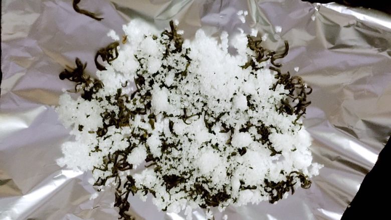 卷煎,喜欢熏制口味的可以熏一下。铁锅内放锡纸,上面放白糖和茶叶