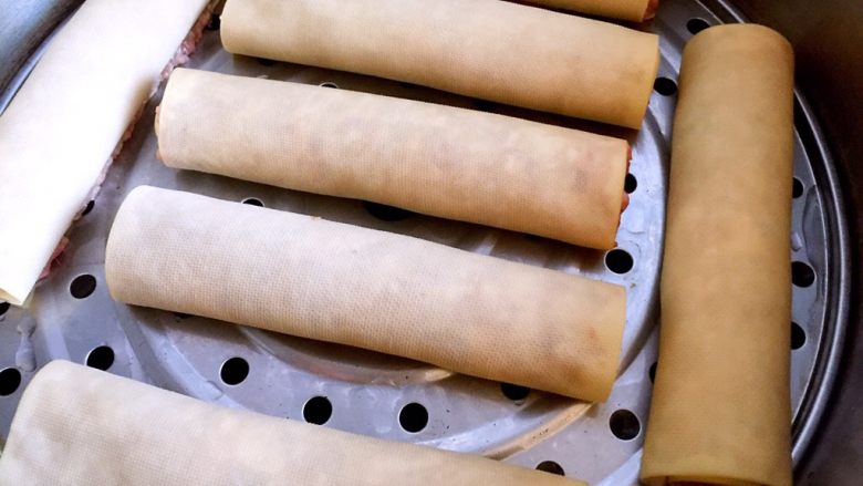 卷煎,全部卷好后,放入蒸锅,水开后蒸20分钟