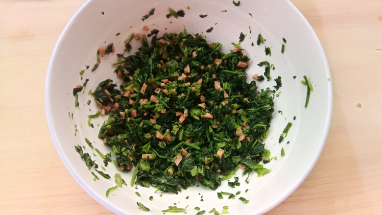菠菜饼,加入盐,十三香,鸡精,香油搅拌均匀