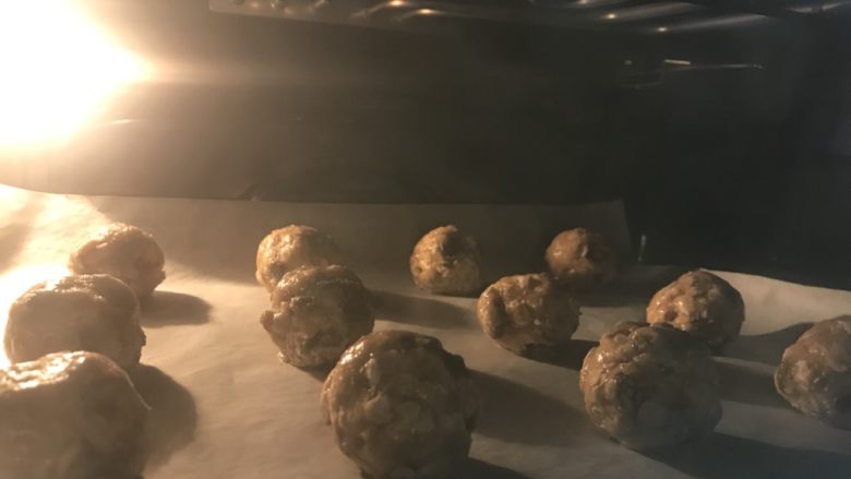燕麦饼干,放烤箱之后饼干马上开始融化,别担心这个是正常的、我建议时间不要超过10分钟.