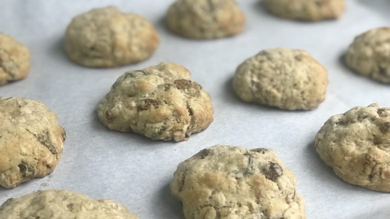 燕麦饼干,170度10分钟之后饼干状态非常完美: 很软、一点点都不干. 这个是美国金标准麦片饼干样子. 但是注意刚刚从烤箱拿出来的饼干太软了所以不要碰了它、等10分钟才可以动了.