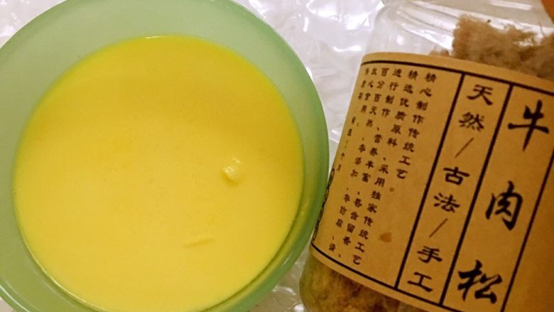 奶香鸡蛋布丁,蒸好后准备牛肉松,加入鸡蛋布丁里