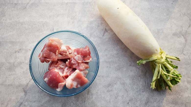 冬季常吃的食材:排骨炖白萝卜,准备食材