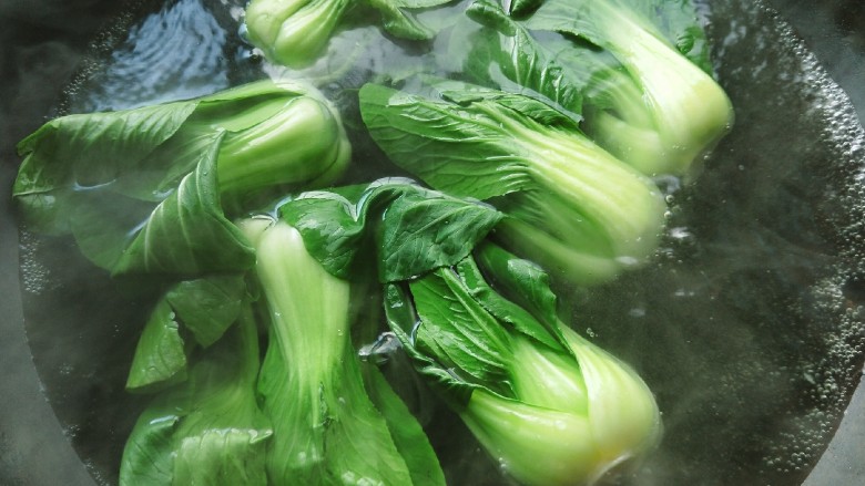 砂锅煲仔饭,<a style='color:red;display:inline-block;' href='/shicai/ 3517'>青菜</a>洗干净,焯好水。