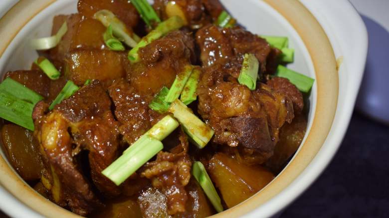 冬季常吃的食材:排骨炖白萝卜,盛入砂锅中再加入香蒜,一锅热腾腾的菜就出锅了,萝卜香甜入口,排骨肉质刚好,吃起来不柴。