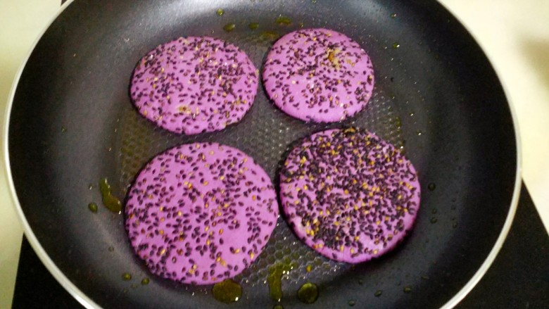 紫薯饼,锅烧热，放入紫薯饼