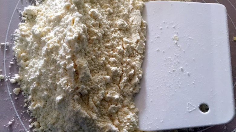 苹果派,用手搓配合用刮板切碎黄油堆砌成小砂粒状