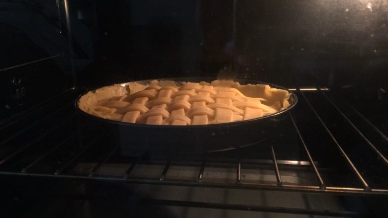 苹果派,烤箱下火190度,上火180度预热好后将派盘放入中下层烘烤,烤至上色后加盖锡纸直到完全上色