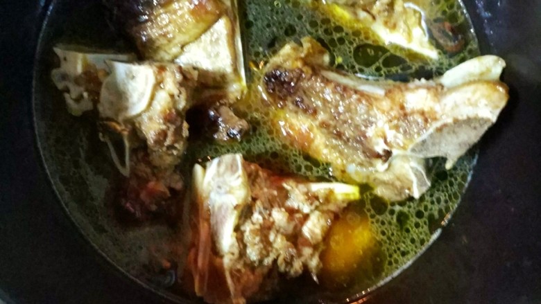 排骨炖玉米,加入香叶,桂皮