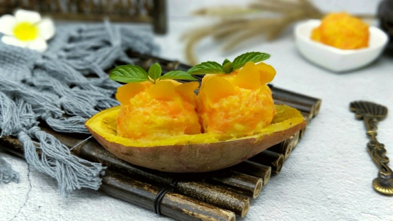 养眼红薯船#理想的小船#,将削下来的橙子皮插入红薯胡萝卜泥上,可以根据自己的想象随意插。
小船儿,轻轻,飘荡在水中。(^_^)迎面吹来了凉爽的风~