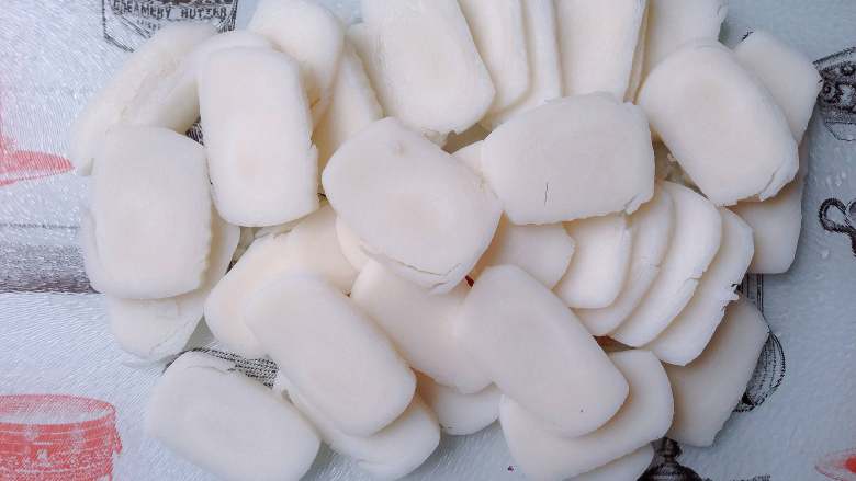 杭州-咸菜炒年糕,切成厚度约为0.5cm的片