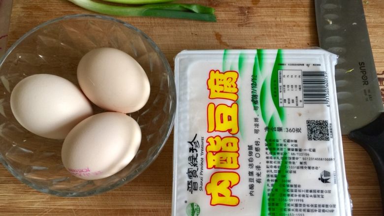 超简单嫩嫩哒➕嫩嫩哒的内脂豆腐蒸蛋,食材合照:<a style='color:red;display:inline-block;' href='/shicai/ 9656'>内脂豆腐</a>一盒,无公害鸡蛋三颗,小葱两根