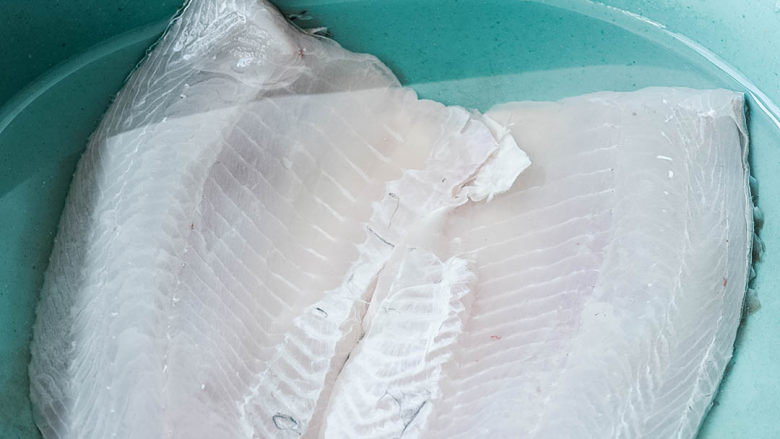 入口即化,爽滑如豆腐的鱼丸,鱼肉冷水中浸泡30分钟。
