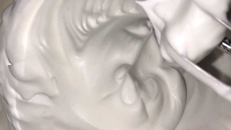 中空戚风蛋糕,提起蛋头,有直立的小尖角,则打发完成。