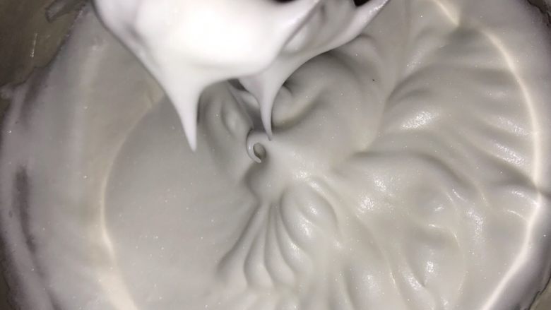 中空戚风蛋糕,提起打蛋头有小弯角时,加入剩下的白糖,低速打发。时刻注意蛋白状态。