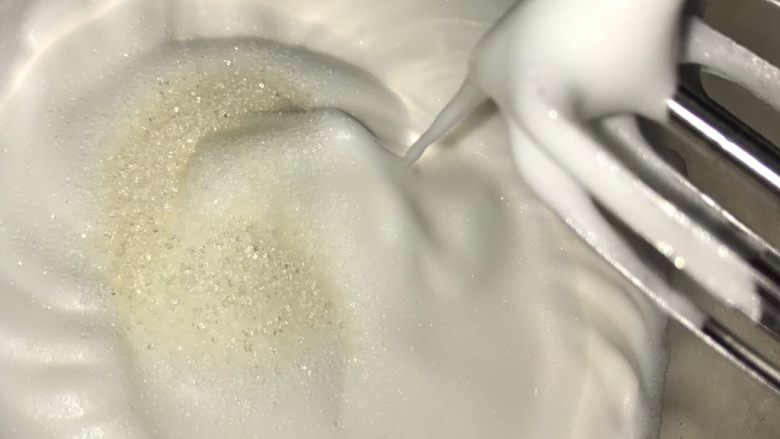 中空戚风蛋糕,打发到蛋白变得顺滑,有稍许纹路,加入三分之二的白糖。