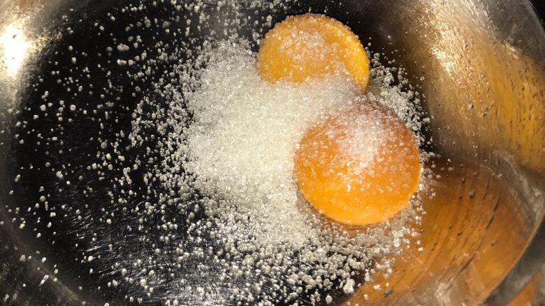 中空戚风蛋糕,蛋黄里加10克细砂糖,搅匀。