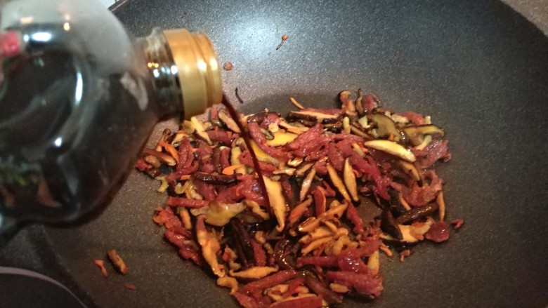 广东+三鲜炒粉,倒入生抽,蚝油翻炒均匀