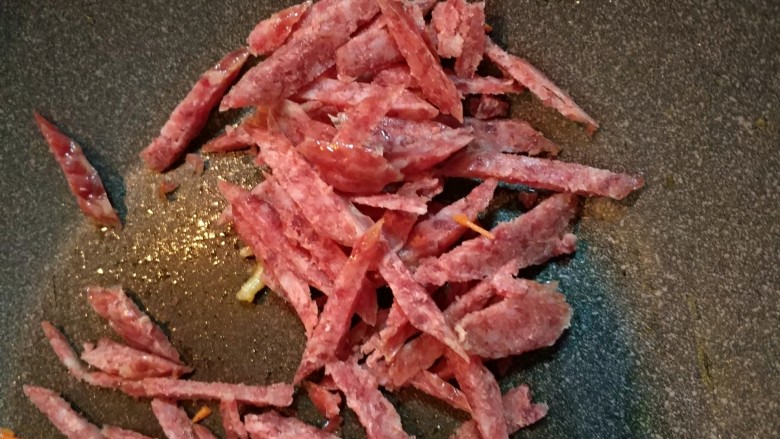 广东+三鲜炒粉,放入腊肠爆炒,然后盛出来备用