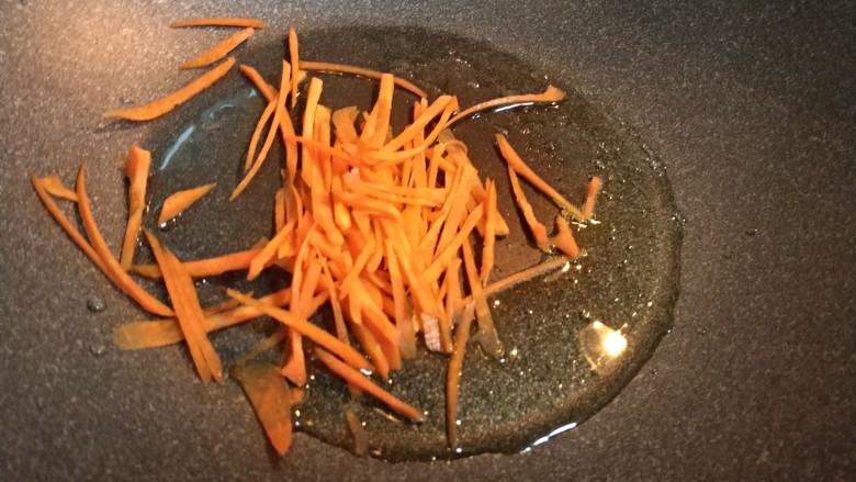 广东+三鲜炒粉,锅里留底油,加入胡萝卜翻炒