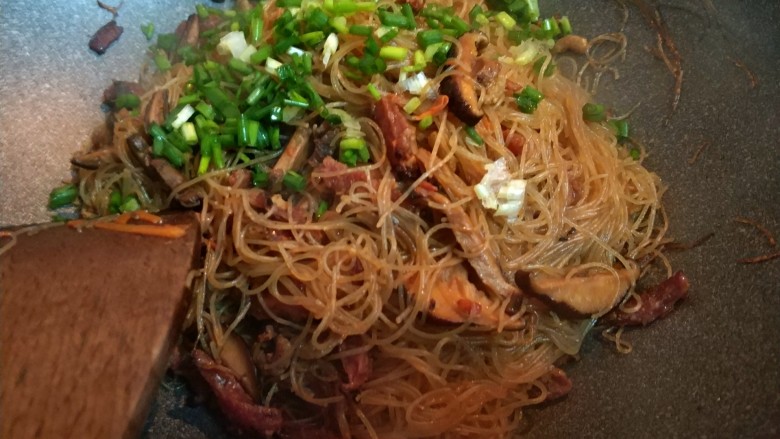 广东+三鲜炒粉,把水份炒干后,出锅前加入葱花