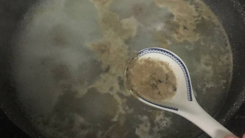 西兰花鸡肝泥,大火煮开,撇去浮沫,继续煮至熟透。