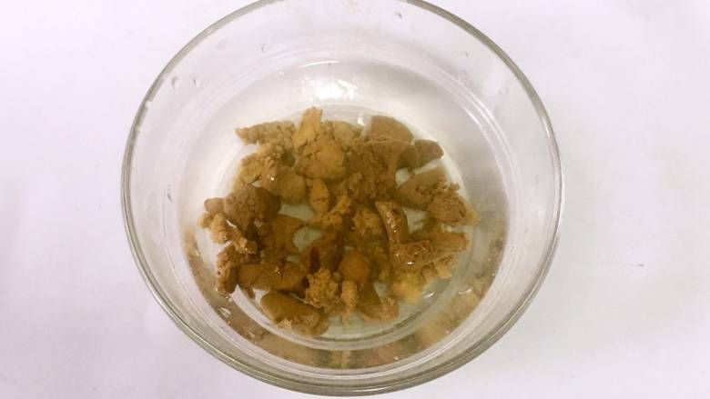 西兰花鸡肝泥,煮熟后放到温水中清洗干净。
