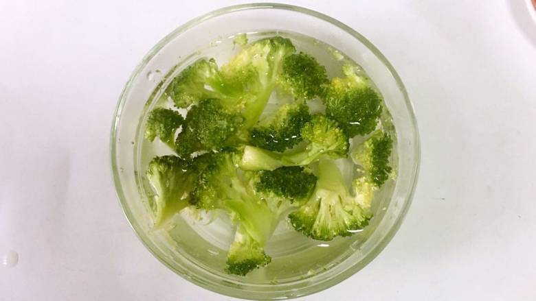 西兰花鸡肝泥,西兰花用清水冲洗两遍,放在淡盐水中浸泡5分钟,再用清水冲洗一遍,可祛除农药;