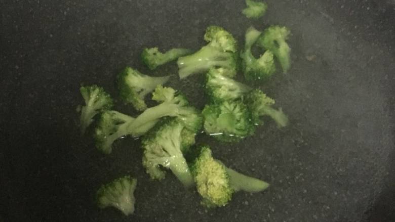 西兰花鸡肝泥,将西兰花块放入烧开的沸水中,煮熟。