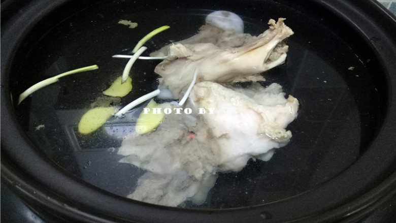 骨汤火锅,炖盅放入筒子骨,3片姜,1颗葱段,适量清水;