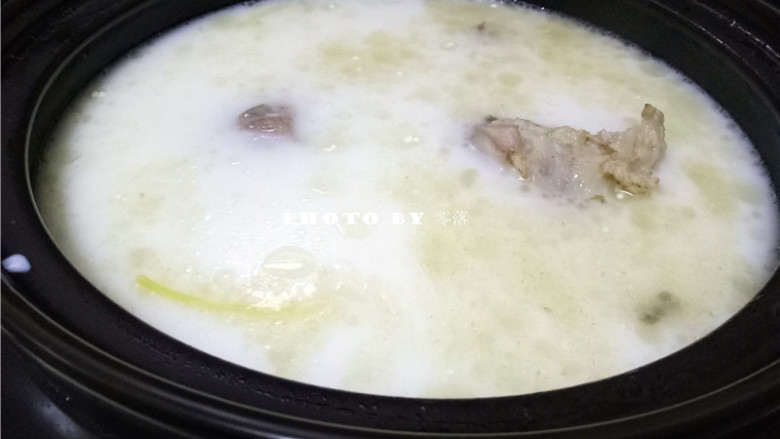 骨汤火锅,煲汤2小时候,放入<a style='color:red;display:inline-block;' href='/shicai/ 219'>牛奶</a>;