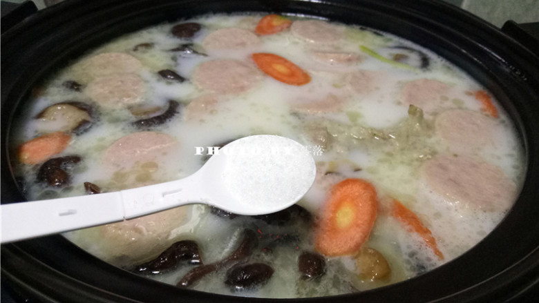 骨汤火锅,调入适量盐,搅拌均匀;