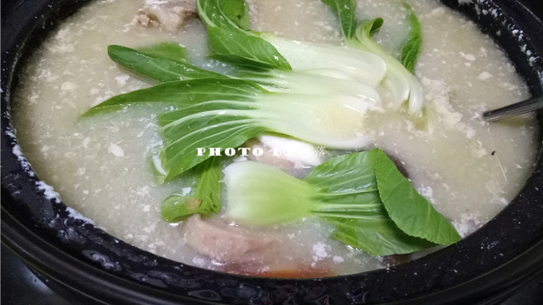 骨汤火锅,30分钟后,放入青菜略煮;1分钟后,关闭电源;